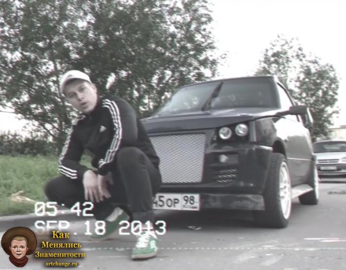 GSPD (ГСПД) на фоне машине в клипе, сидя на кортах