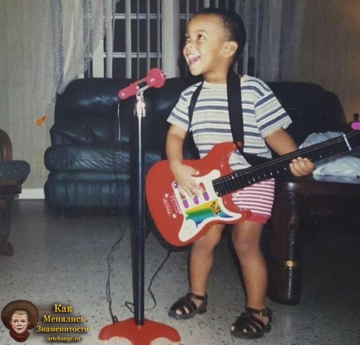 Smokepurpp (Смокпёрп) в детстве играет на игрушечной гитаре и поет