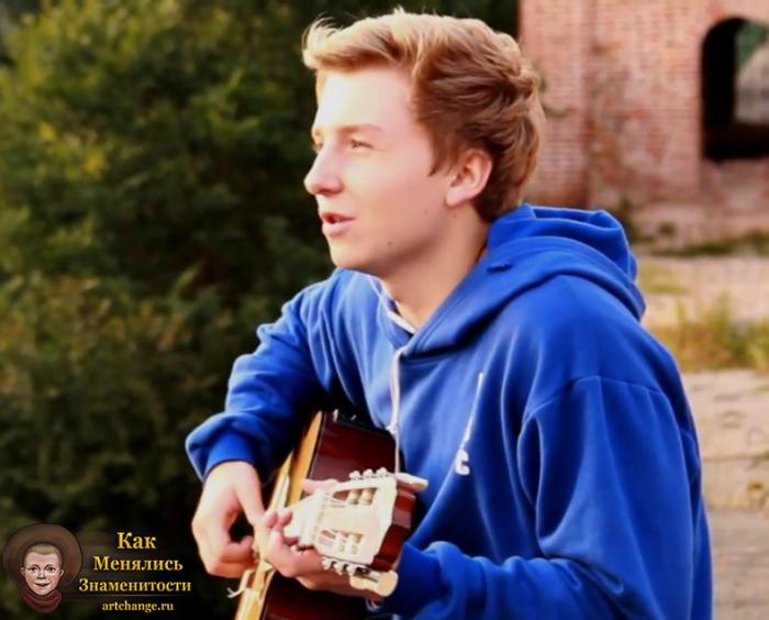 Егор Натс играет на гитаре, кадр из клипа