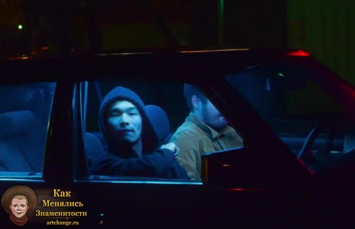 Truwer (Трувер) в машине, снимаясь в клипе, ночной город