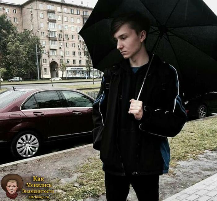 Егор Натс под зонтом, депрессивное фото