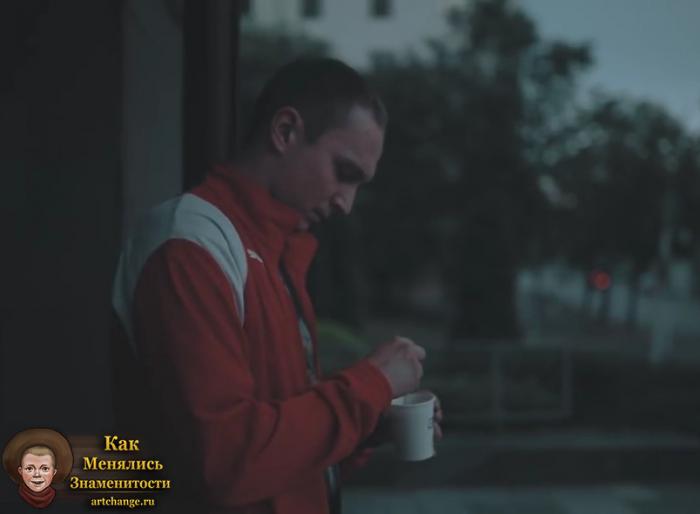 Никита Мастяк в клипе с кофе и с задумчивым видом