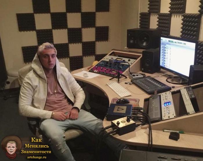 Кирилл Мойтон сидит на студии во время работы над новыми треками