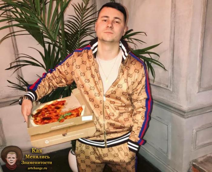 DJ Kashin (Кашин) стильный с пиццой на фоне пальмы