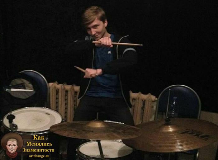 Егор Натс играет на барабанах, музыкант