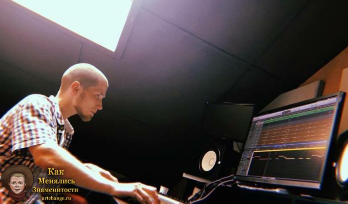 Вадяра Блюз работает на студии звукозаписи над созданием новых песен