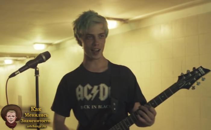 Макс Гирко в клипе 2018 года, поет в переходе и играет на гитаре