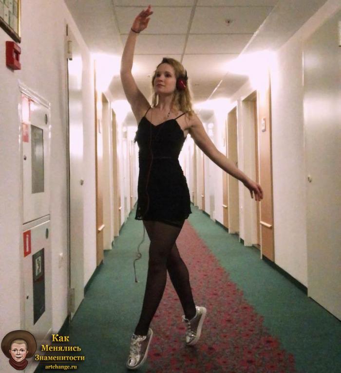 Лиза Монеточка танцует как балерина в коридоре отеля