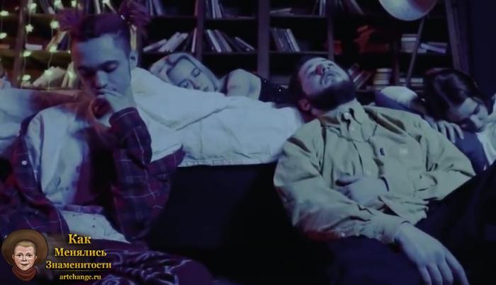 Iroh (Айро) в клипе вместе с Гон Фладдом сидят на диване