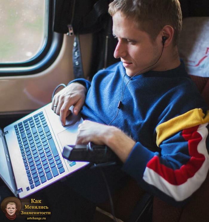 Sirotkin (Сергей Сироткин) сочиняет песни на ноутбуке в поезде