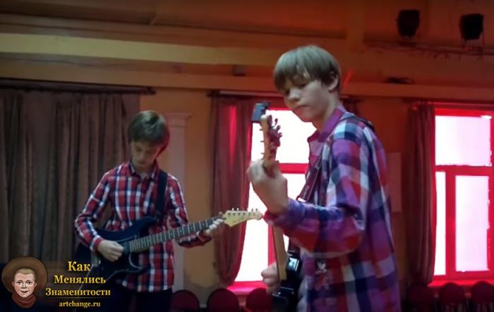 Shooval (Шувал) играет в школьном коллективе на гитаре, в юности