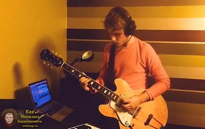 Певец Sirotkin (Сергей Сироткин) с гитарой записывает звук (2015 год)