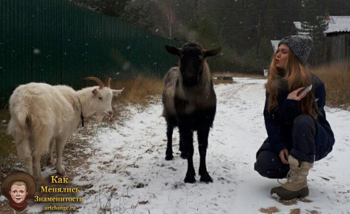 Поля из Деревки вместе с козами зимой в селе
