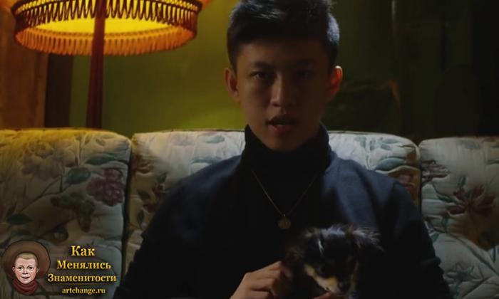 Rich Brian (Рич Брайан) в клипе с собакой и на фоне лампы
