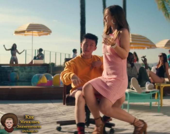 Rich Brian (Рич Брайан) в клипе с девушкой на коленях на фоне пляжа