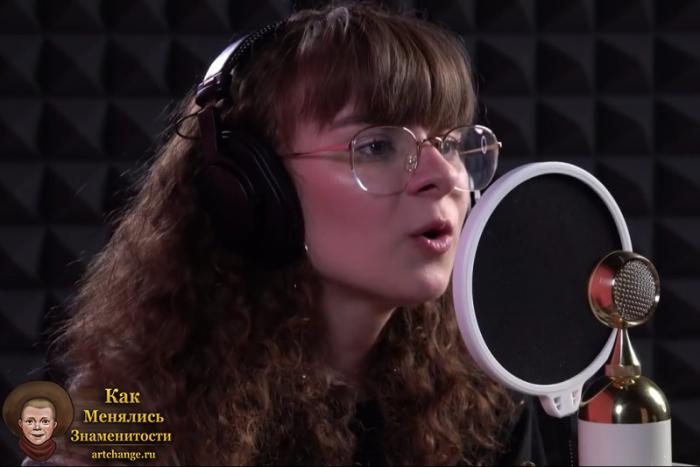 Лиза Громова во время записи на студии, поет в очках